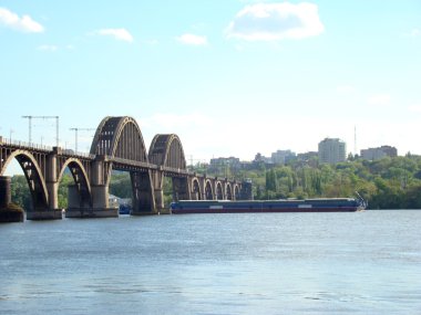 Sağ yakasında şehrin görünümünü Dnipropetrovsk