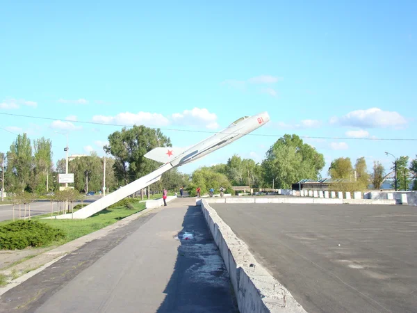 Monumento All Aereo Nella Città Dnepropetrovsk Una Matrice Solare Residenziale — Foto Stock