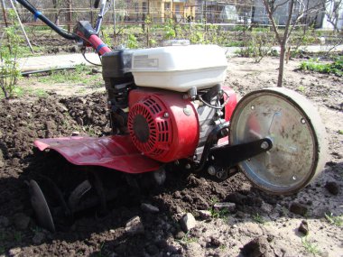 mekanik yollarla toprak ekimi için manuel çapa.