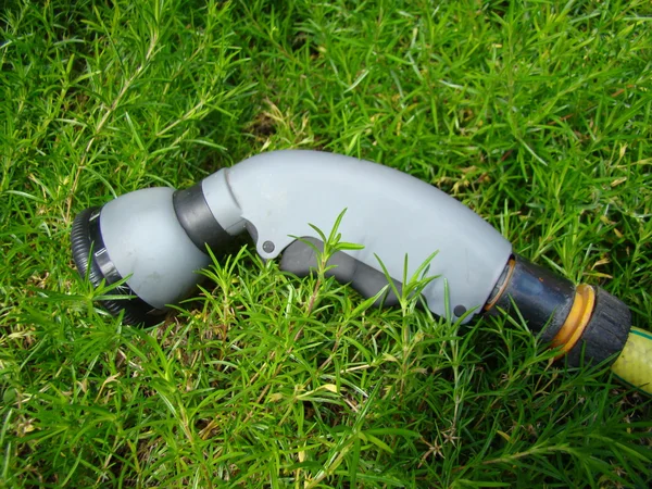 Wodne Urządzenia Natryskowe Podlewania Grządek Łóżka Ogród Trawnik — Zdjęcie stockowe
