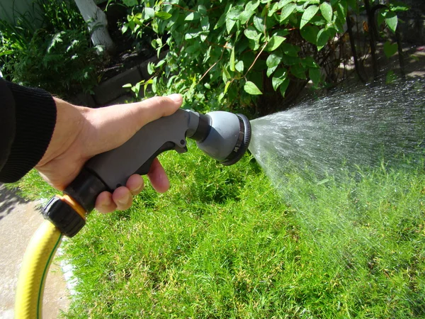 Wassersprühgeräte Zur Bewässerung Von Blumenbeeten Gartenbeeten Rasen — Stockfoto