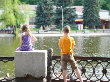 iki çocuk için fotoğrafçı sırtı ile ayakta