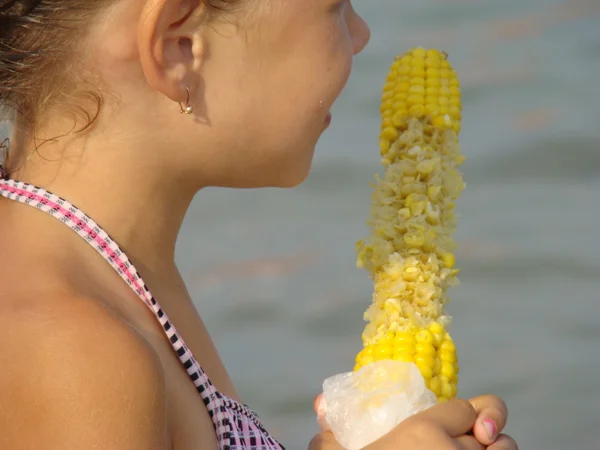 Kid Girl Eating Corn Sea Background — Stock Photo, Image