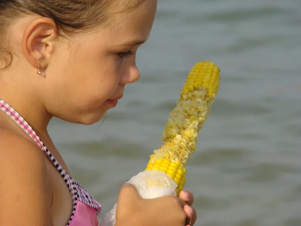 Kind Mädchen Essen Mais Auf Meer Hintergrund — Stockfoto