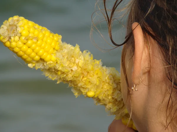 Kid Girl Eating Corn Sea Background — Stock Photo, Image