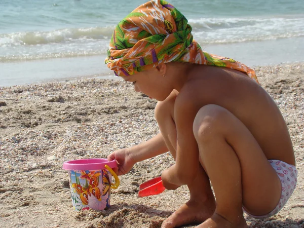 孩子在海滩上玩沙子和水 — 图库照片