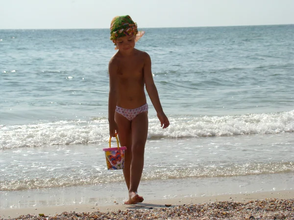 Criança Praia Brincando Com Areia Água — Fotografia de Stock