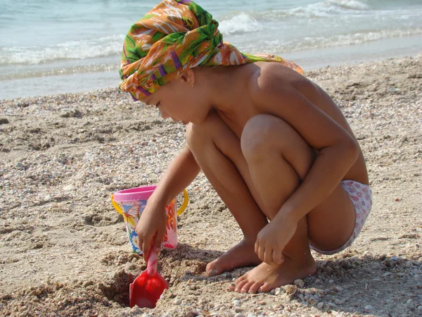 Kind Strand Spielt Mit Sand Und Wasser — Stockfoto