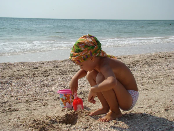 Kind Strand Spielt Mit Sand Und Wasser — Stockfoto
