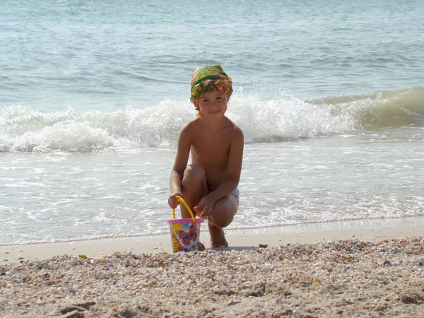 Kind Strand Spielt Mit Sand Und Wasser — Stockfoto
