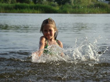 Nehirde Yüzme çocuk sürüyorum ve yüzmeyi öğrenmek