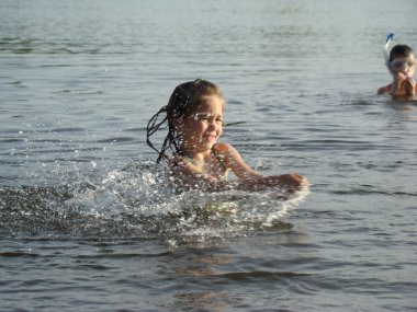 Nehirde Yüzme çocuk sürüyorum ve yüzmeyi öğrenmek
