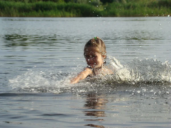 Gyermek Fürdeni Folyóba Splash Megtanulják Hogy Úszni — Stock Fotó