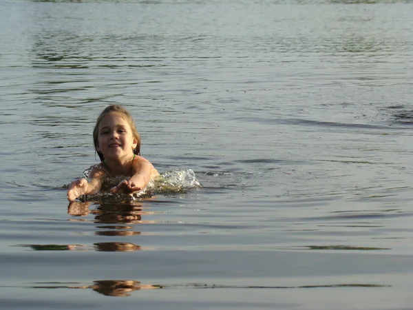 Παιδί Κολύμβησης Στον Ποταμό Splash Και Μάθε Κολυμπάς — Φωτογραφία Αρχείου