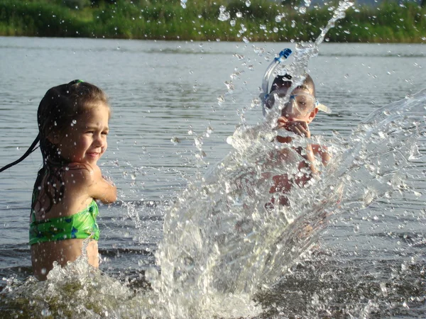 Ребенок Купается Реке Брызги Научиться Плавать — стоковое фото