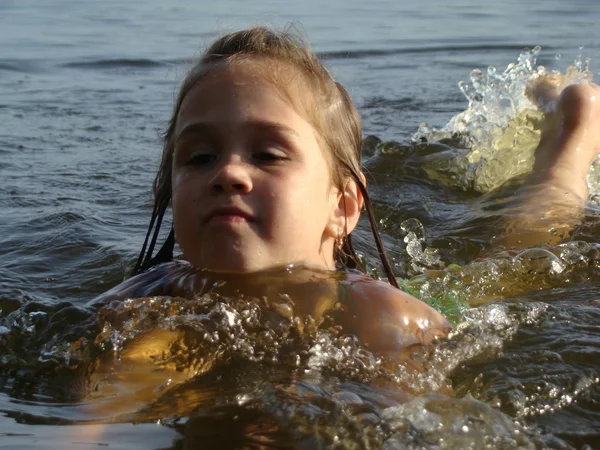 Kind Zwemmen Rivier Splash Leren Zwemmen — Stockfoto