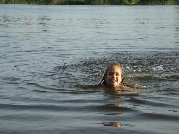 Παιδί Κολύμβησης Στον Ποταμό Splash Και Μάθε Κολυμπάς — Φωτογραφία Αρχείου