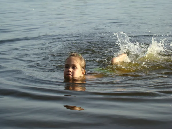 子供が川で水浴びスプラッシュし 泳ぐことを学ぶ — ストック写真