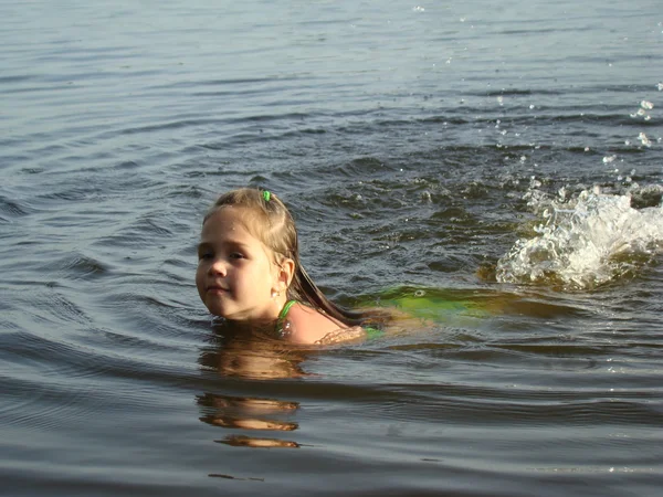 Bambino Che Bagno Nel Fiume Spruzza Impara Nuotare — Foto Stock