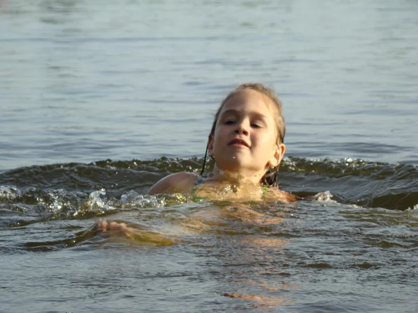 Gyermek Fürdeni Folyóba Splash Megtanulják Hogy Úszni — Stock Fotó