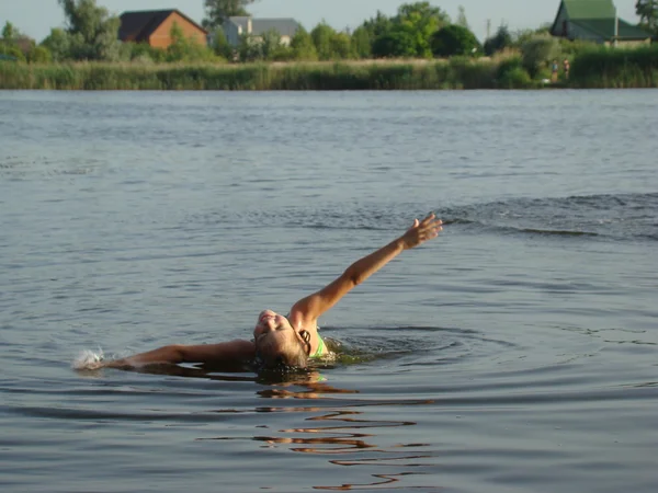 Kind Zwemmen Rivier Splash Leren Zwemmen — Stockfoto