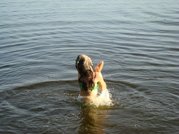 Niño Bañándose Chorro Del Río Aprender Nadar —  Fotos de Stock