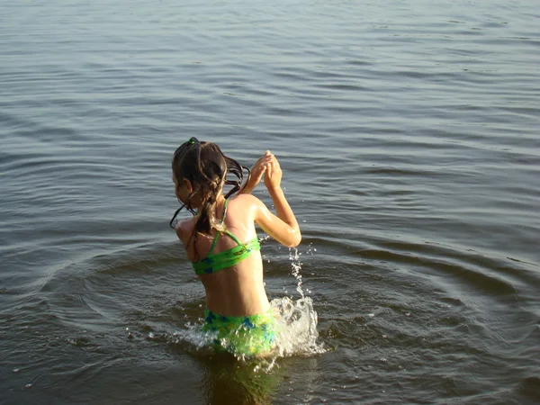 Criança Tomando Banho Rio Respingo Aprender Nadar — Fotografia de Stock