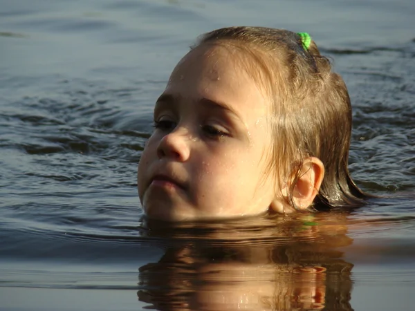 Kind Zwemmen Rivier Splash Leren Zwemmen — Stockfoto