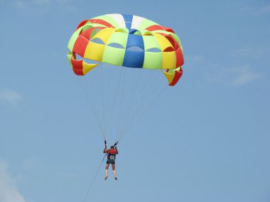 gökyüzü açık durumda paraşütle