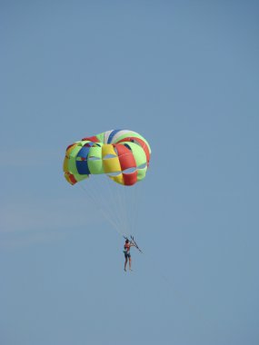 gökyüzü açık durumda paraşütle