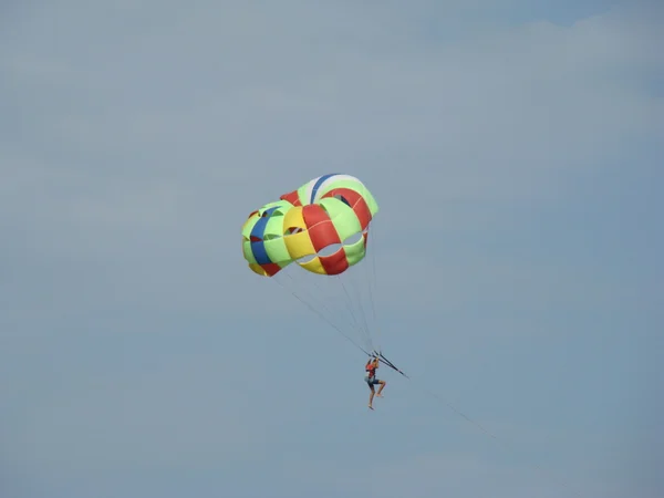 하늘에 상태에서 낙하산 — 스톡 사진