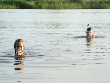 Nehirde Yüzme çocuklar