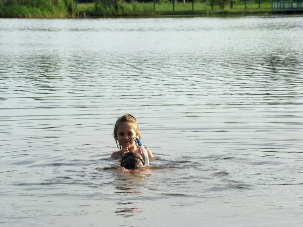 Enfants se baignant dans la rivière — Photo