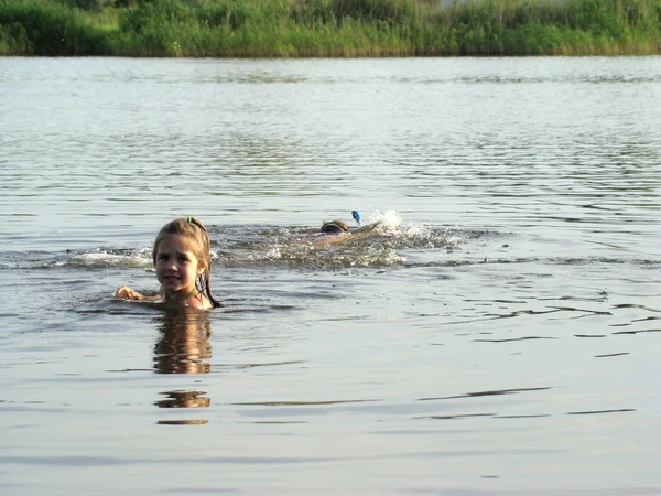 Enfants se baignant dans la rivière — Photo