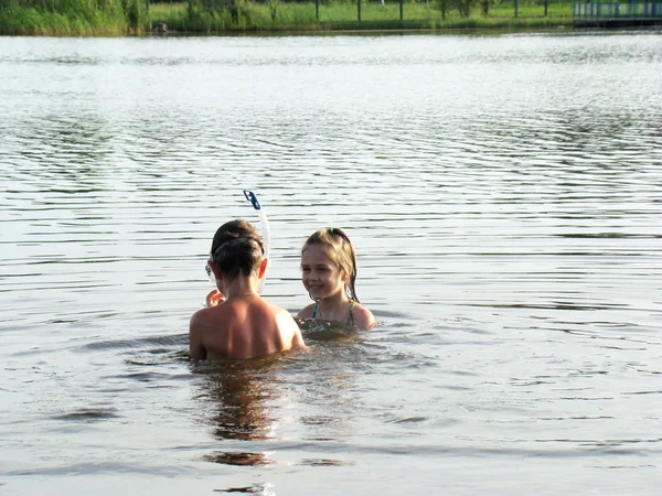 Enfants se baignant dans la rivière — Photo