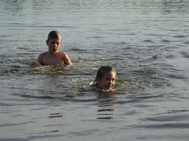 Nehirde Yüzme çocuklar