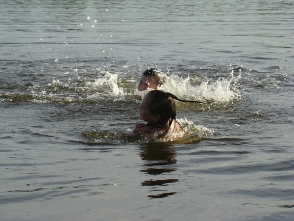 Παιδιά κολύμβησης στον ποταμό — Φωτογραφία Αρχείου