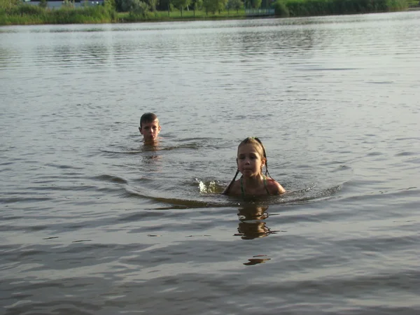 Enfants se baignant dans la rivière — Photo