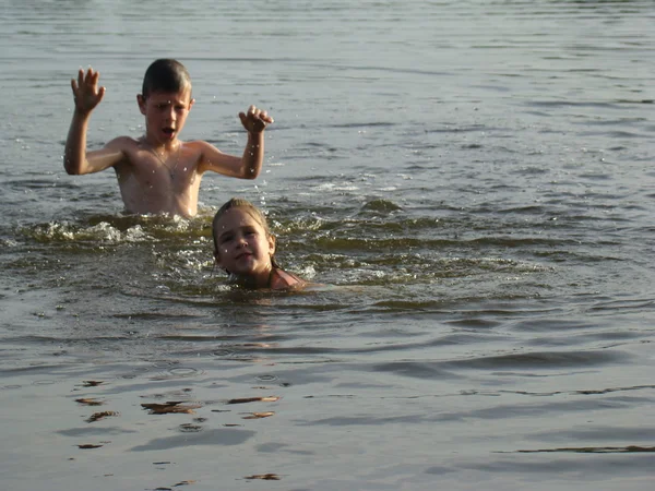 Дети купаются в реке — стоковое фото