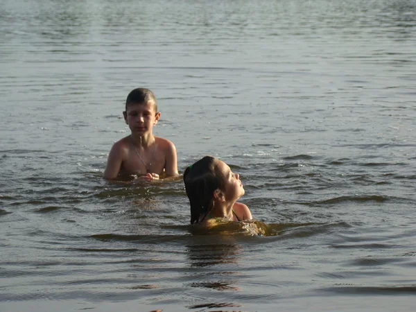 Enfants se baignant dans la rivière — Photo