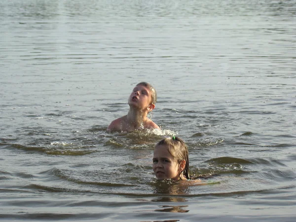 Enfants se baignant dans la rivière — Photo