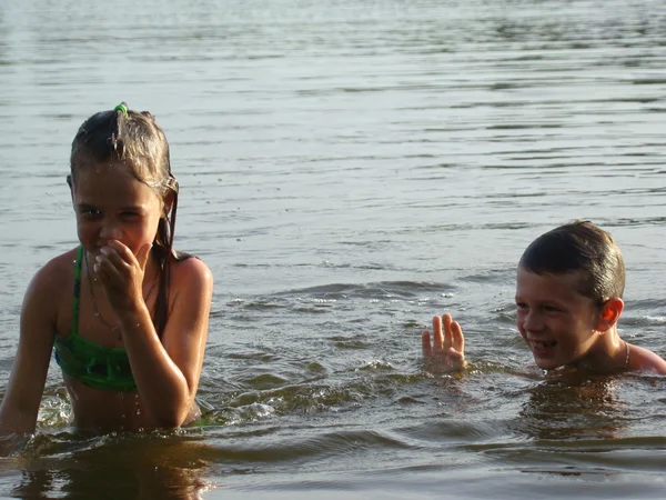 Niños bañándose en el río —  Fotos de Stock