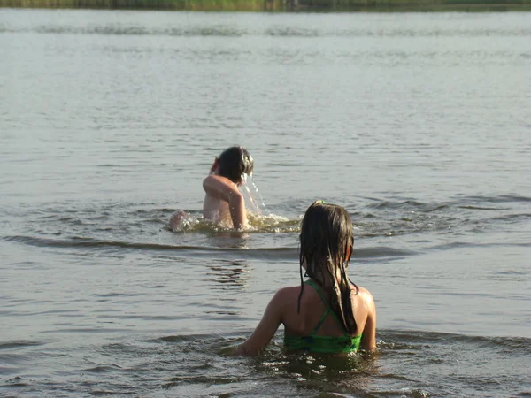 Enfants se baignant dans la rivière — Photo