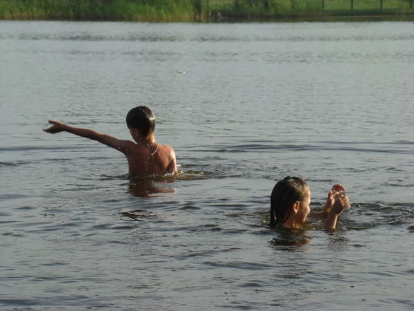 Kinderen baden in de rivier — Stockfoto