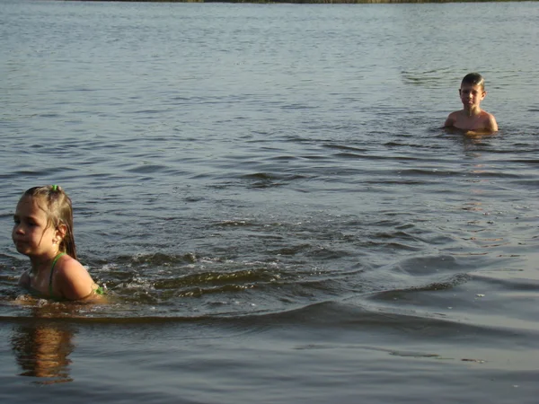 Enfants se baignant dans la rivière — Photo