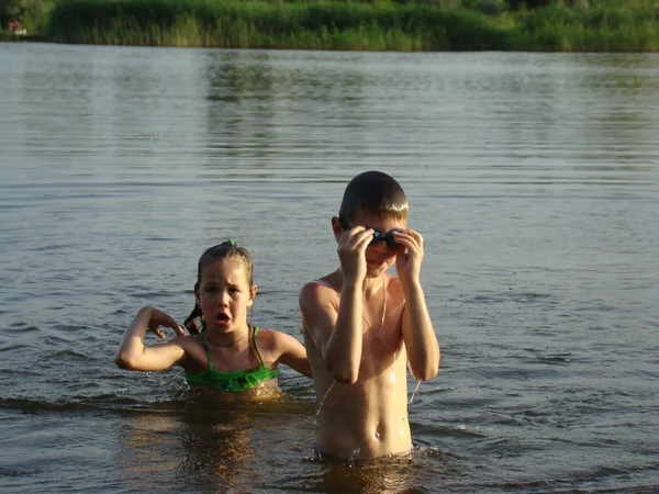 Enfants se baignant dans la rivière — Photo