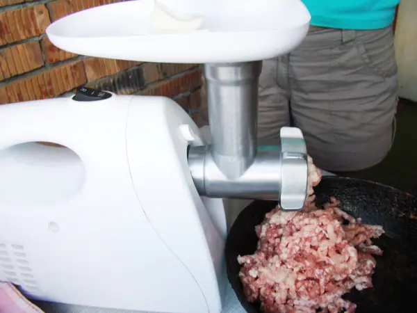 Carne măcinată într-un polizor de carne — Fotografie, imagine de stoc