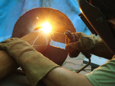 Bir elektrot kullanarak yakın çekim elektrik kaynağı