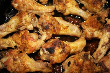 Kızarmış tavuk kanatları. Yakın çekim.