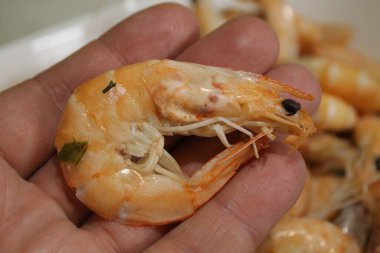 Kraliyet karidesleri yemek için hazırlanıyor.